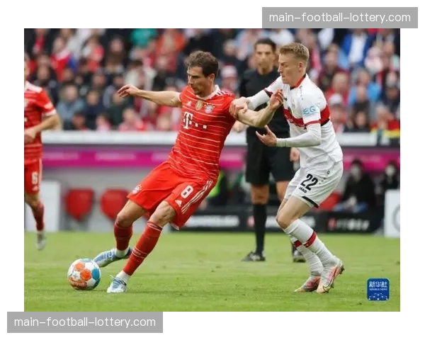 慢镜回放：斯图加特边锋菲里希踩单车后外脚背传中，皮球划出诡异弧线